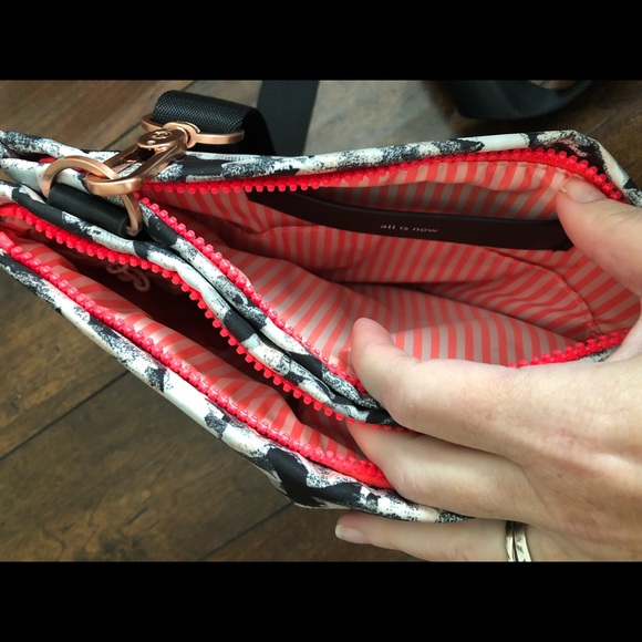 SOLD☹️HP🎉NWOT Lululemon Hip to be Free Bag - Picture 4 of 6